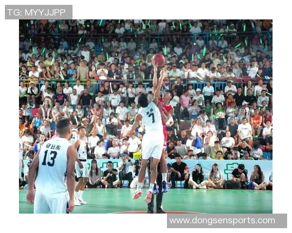 足球巨星与篮球传奇相遇 见证跨界合作与友谊的一刻