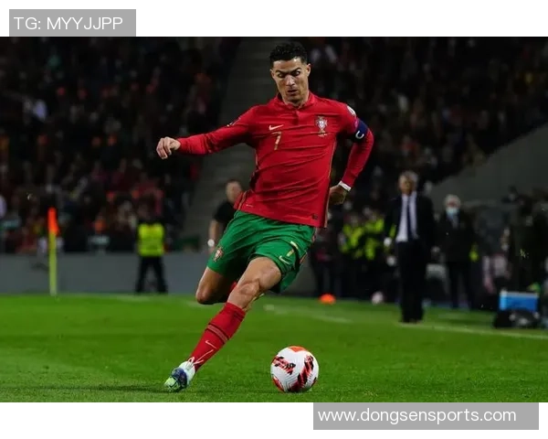 全新限量版C罗签字足球卡登场引发收藏热潮 让球迷感受传奇魅力