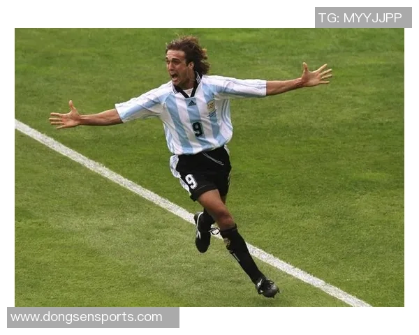 最后的足球传奇:走向巅峰的球星之路与时代变革 最后的足球传奇:走向巅峰的球星之路与时代变革